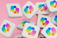 Viele Microsoft Copilot 365 Logos vor rosa Hintergrund