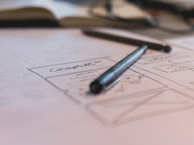 Eine Darstellung von einem Storyboard auf einem Blatt Papier mit einem Stift.