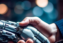 Händeschütteln zwischen einer Roboter- und einer Menschenhand