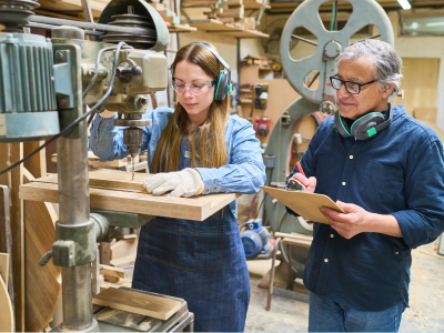 Weiblicher Lehrling mit Ausbildner