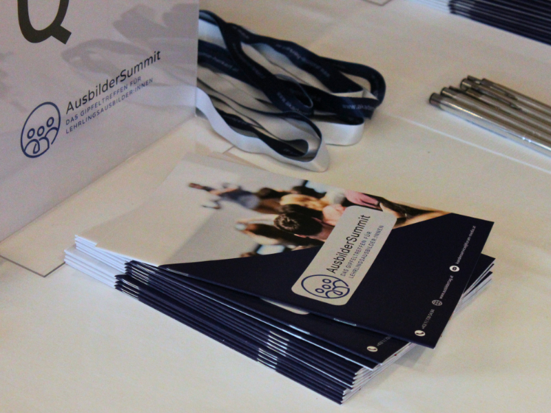 ausbildersummit programme liegen am tisch