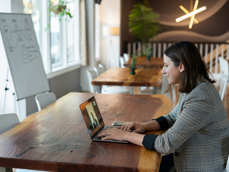 frau-arbeit-laptop