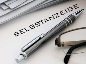 blatt steht selbstanzeige und es liegt ein kügelschreiber oben drauf