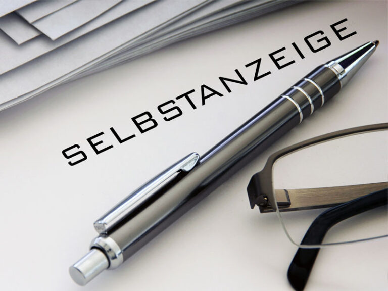 blatt steht selbstanzeige und es liegt ein kügelschreiber oben drauf